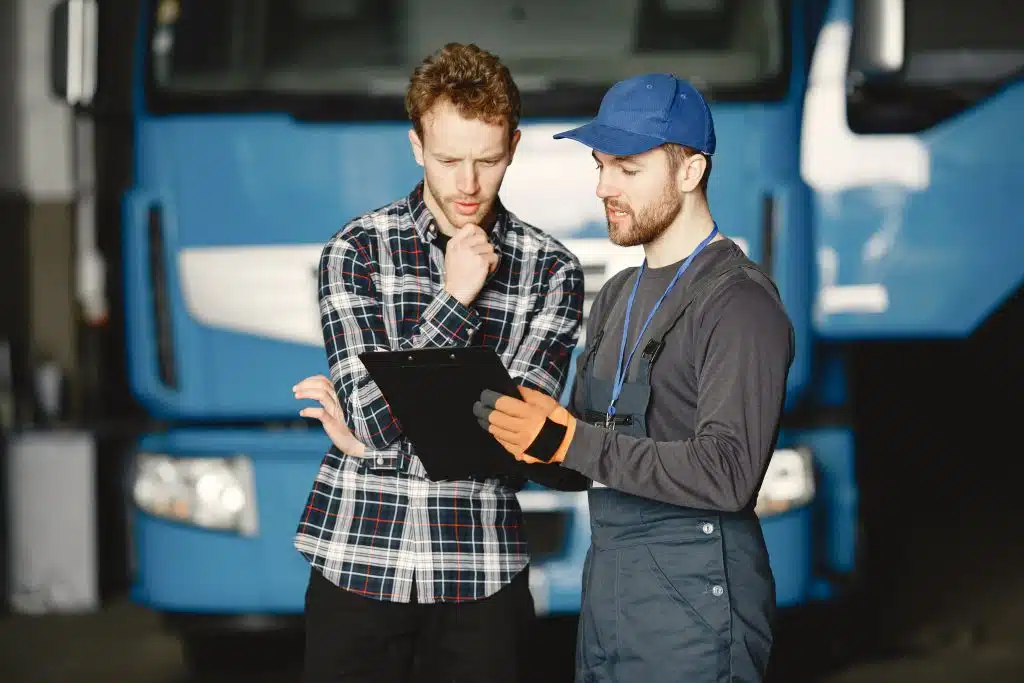 deux gars qui parlent de travail travail travail
